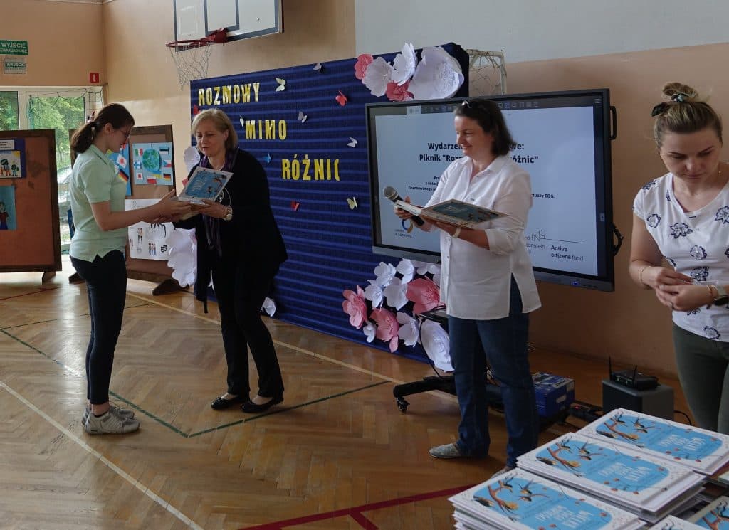 Młodzież rozmawia mimo różnic